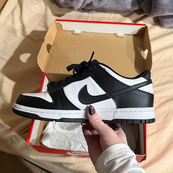 Nike Black and White Women's Sneakers - Picture 3 of 4